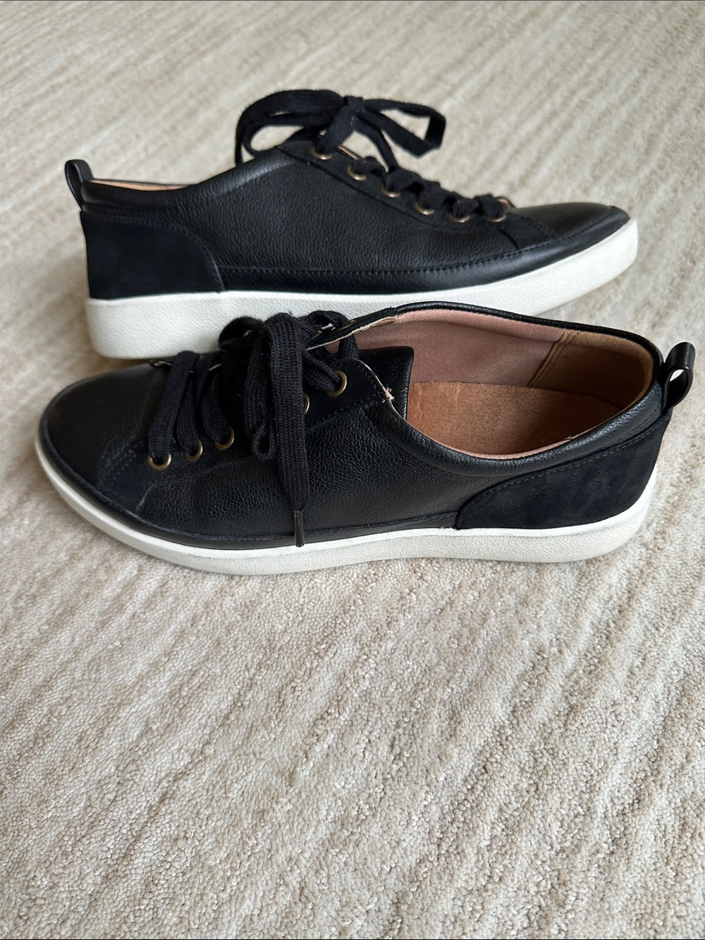 Like New: Vionic the Winny Leather Sneakers Low Top Black Size 7.5